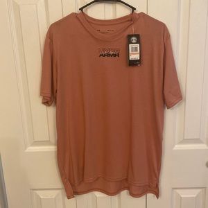 Loose Under Armour top. SZ small. NWT